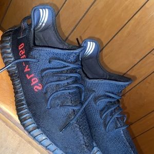 Yeezy 350 boost v2 dont wear anymore only downfall is no box comes with another